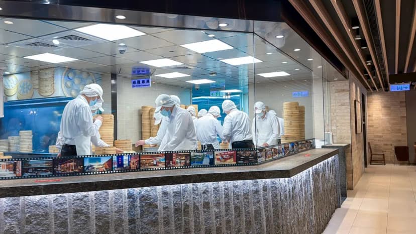 Crowds outside Din Tai Fung