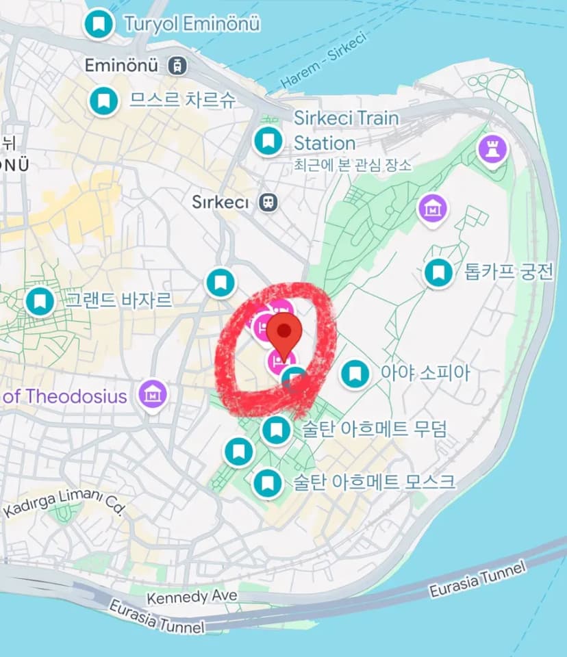 호텔 위치 (구시가지 주요 관광지 중심에 위치)