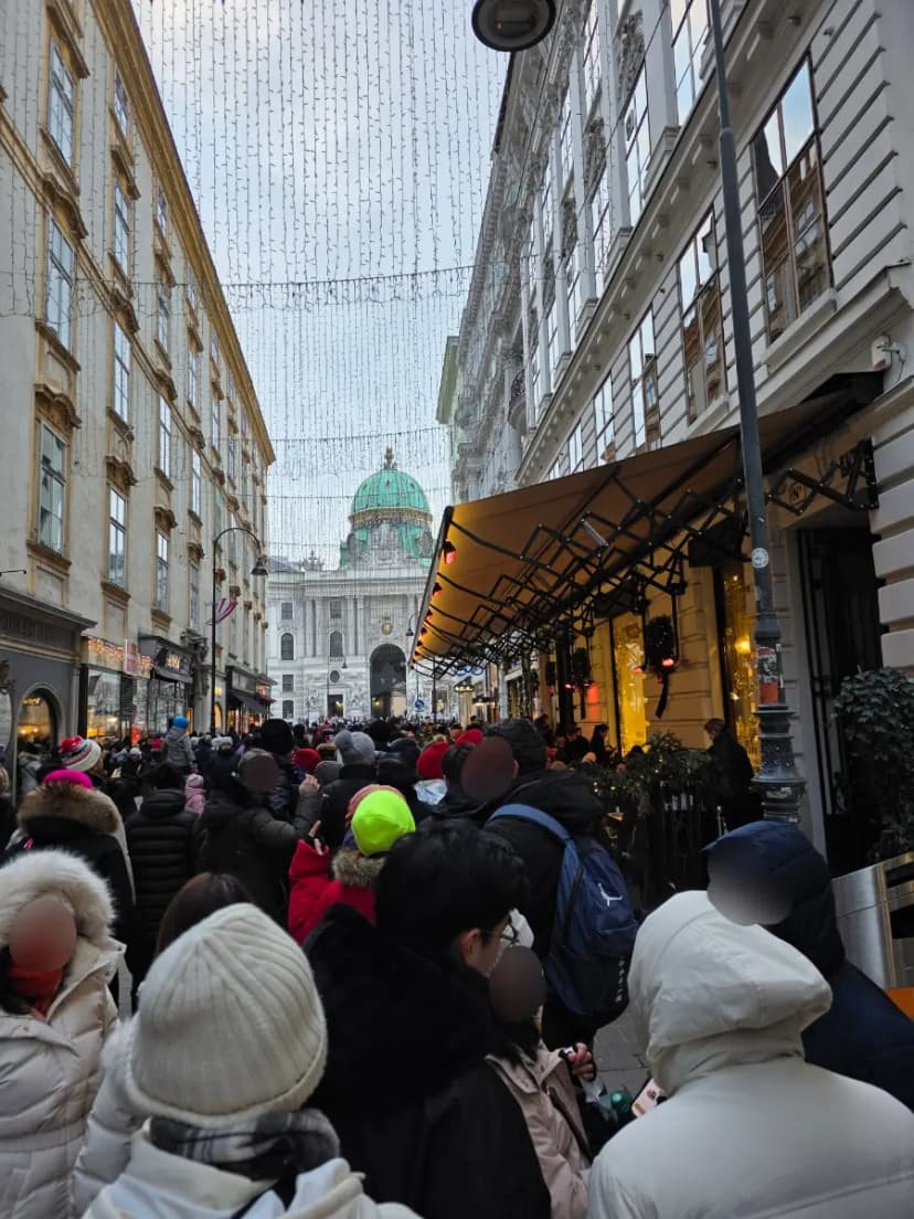 Line outside Cafe Demel