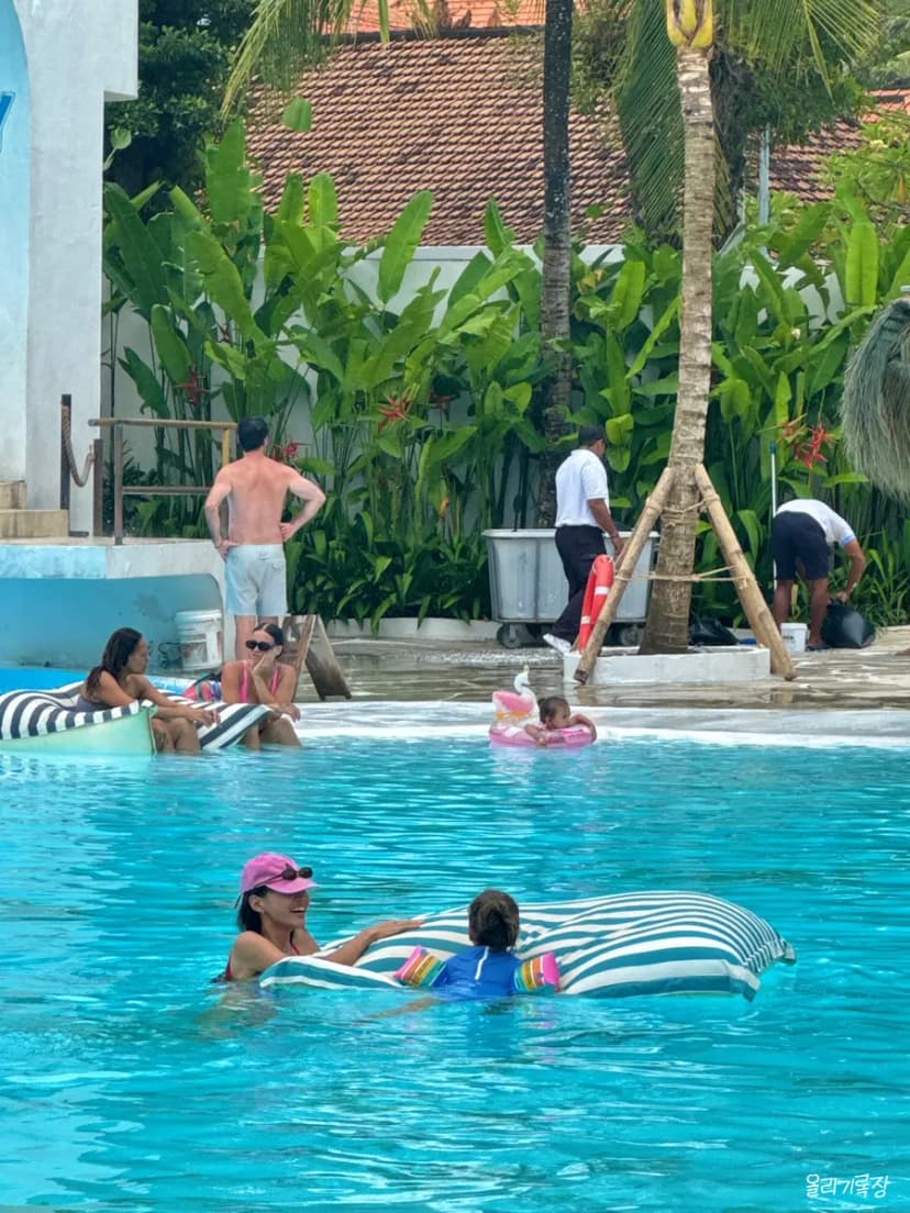 Mrs Sippy Bali pool side