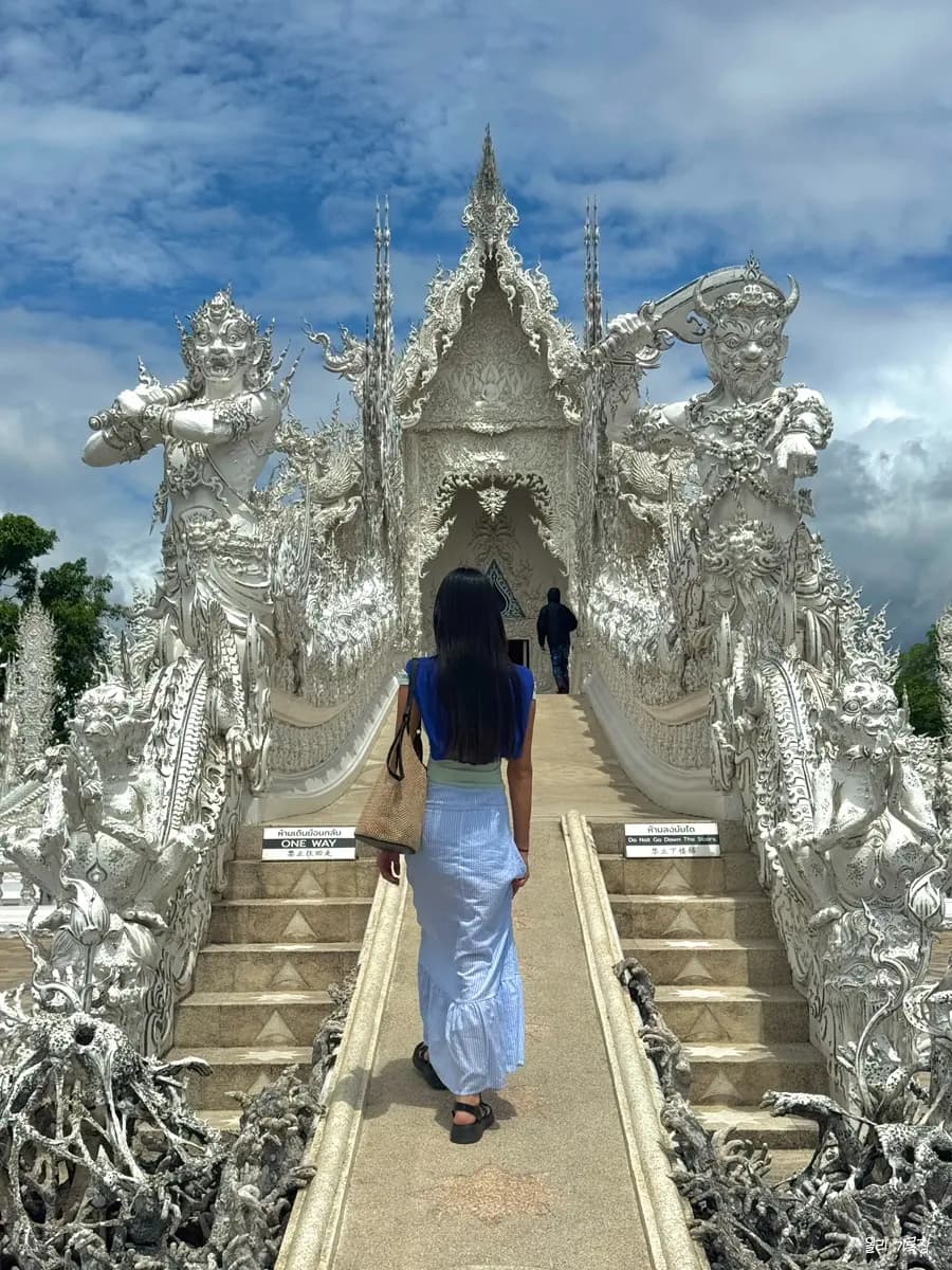 รีวิวทัวร์เชียงราย 1 วัน 2026: เที่ยววัดร่องขุ่น วัดน้ำเงิน คาเฟ่ลับสุดปัง
