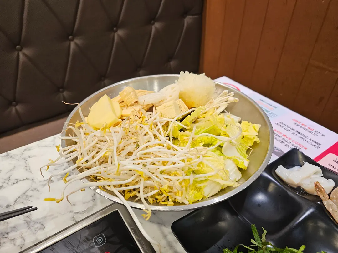 自助吧提供多樣蔬菜、海鮮與配料