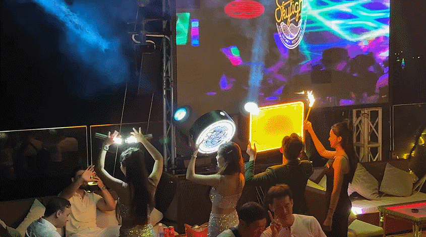 Skylight Club นาตรัง 2026: รูฟท็อปวิวหลักล้าน ราคาเบาๆ!