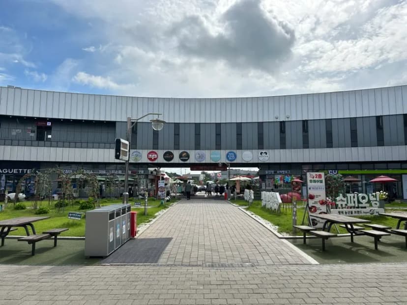 Inside Pyeongtaek Rest Area food court