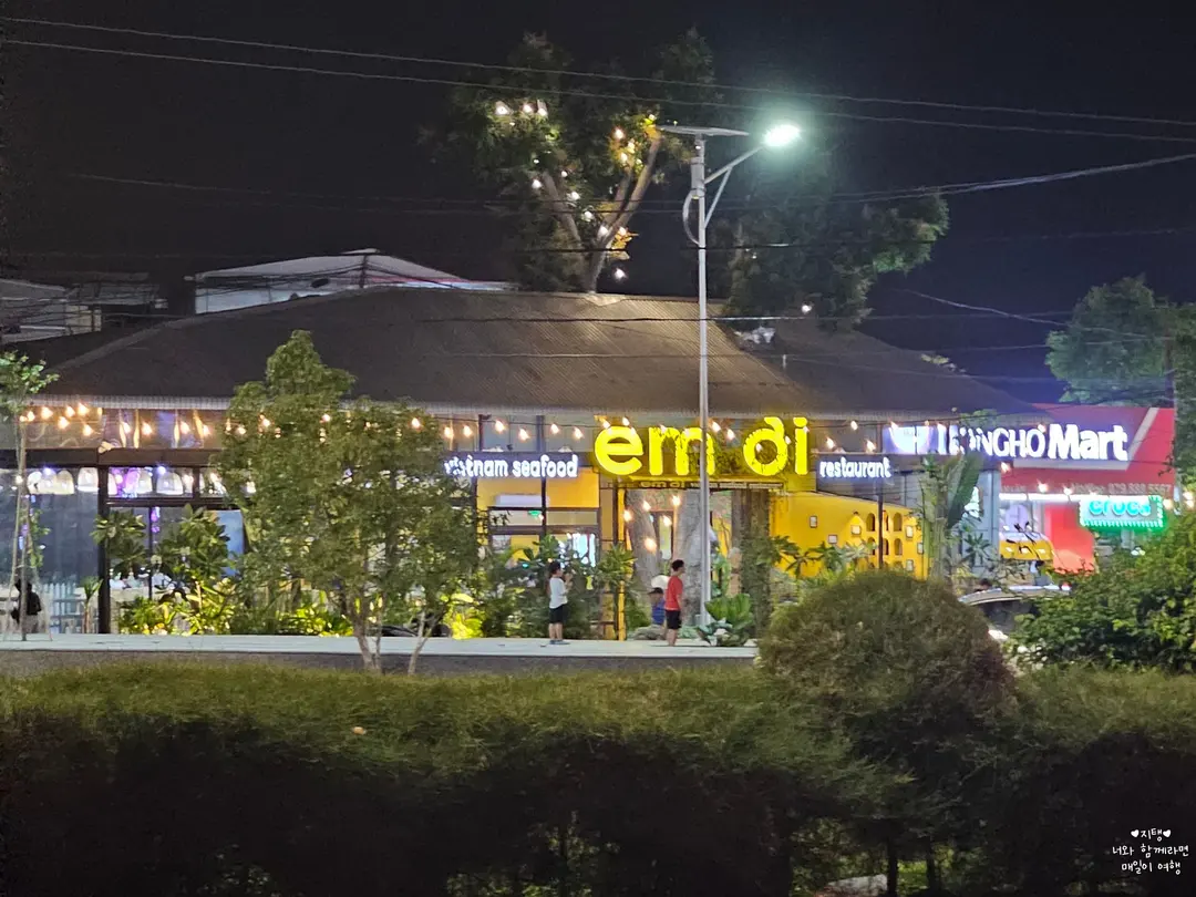 從按摩店到 Mới 很近,可以步行前往!