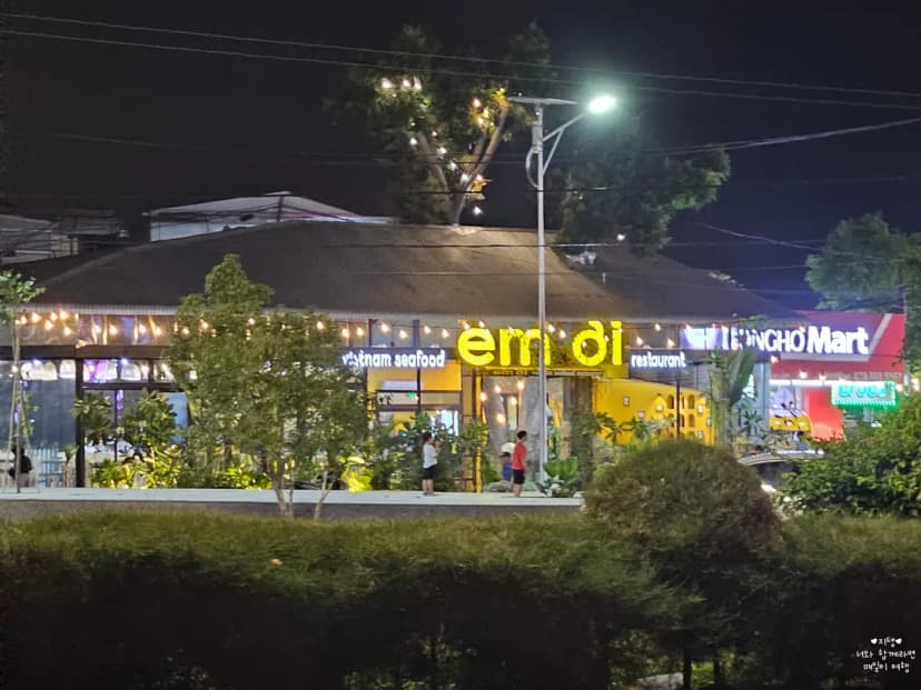 マッサージ店からエムオイが近かったので、歩いて行くことができました!