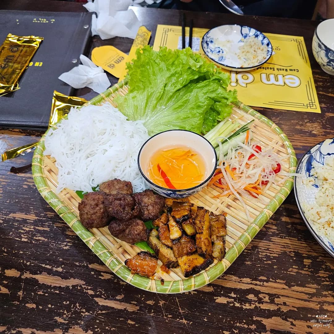 รีวิว Emoi Cam Ranh 2026: ร้านอร่อยใกล้รีสอร์ทญาจางที่คนโลคอลแนะนำ