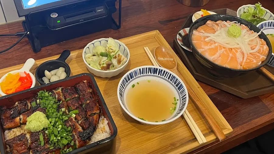 釜山西面各房本點2026:鮭魚鰻魚丼飯獨食體驗與真實評價