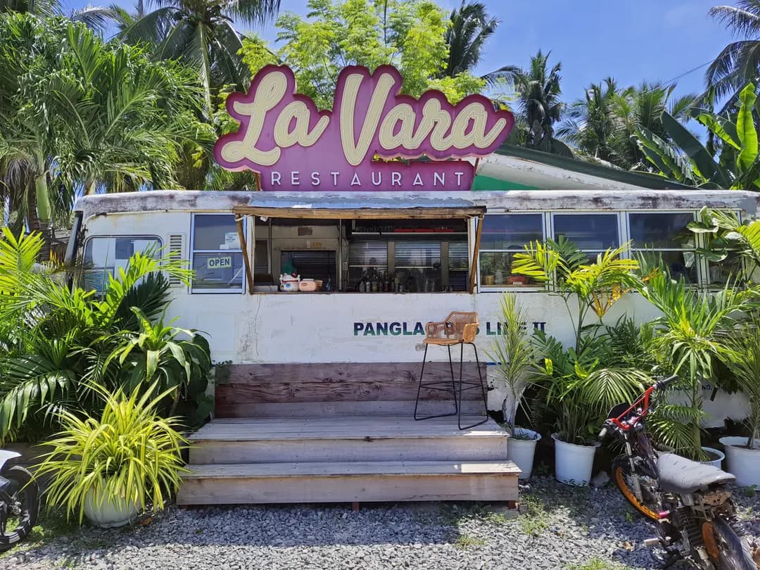 รีวิว La Vara โบโฮล 2026: ร้านอาหารฟีลแคมป์ปิ้ง บรรยากาศดี อาหารอร่อย!