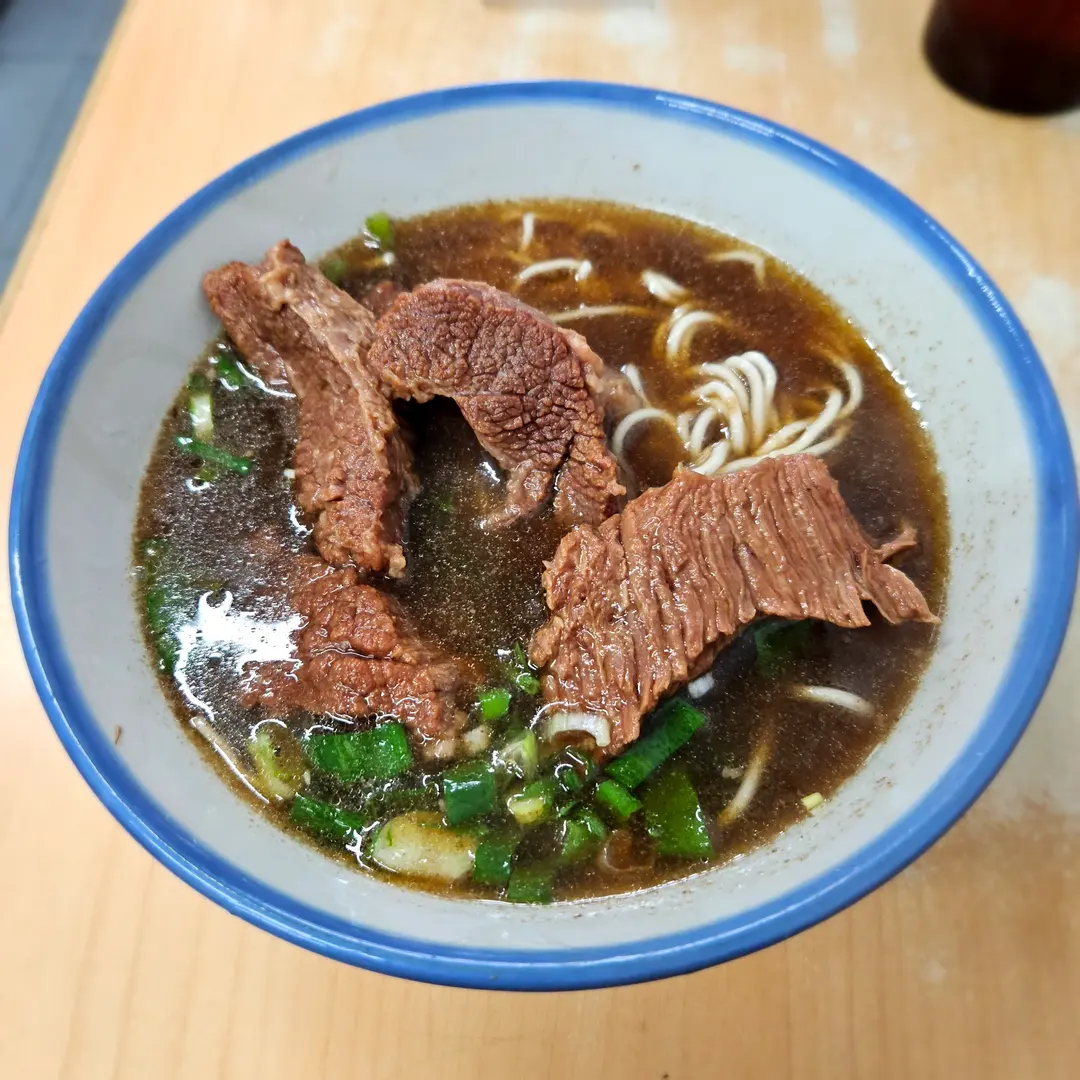 台北濟南牛肉麵 2026:當地人激推的巷弄排隊美食!