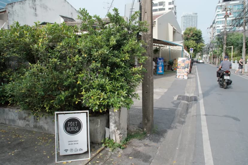 ทางเข้าร้าน Poet House Cafe