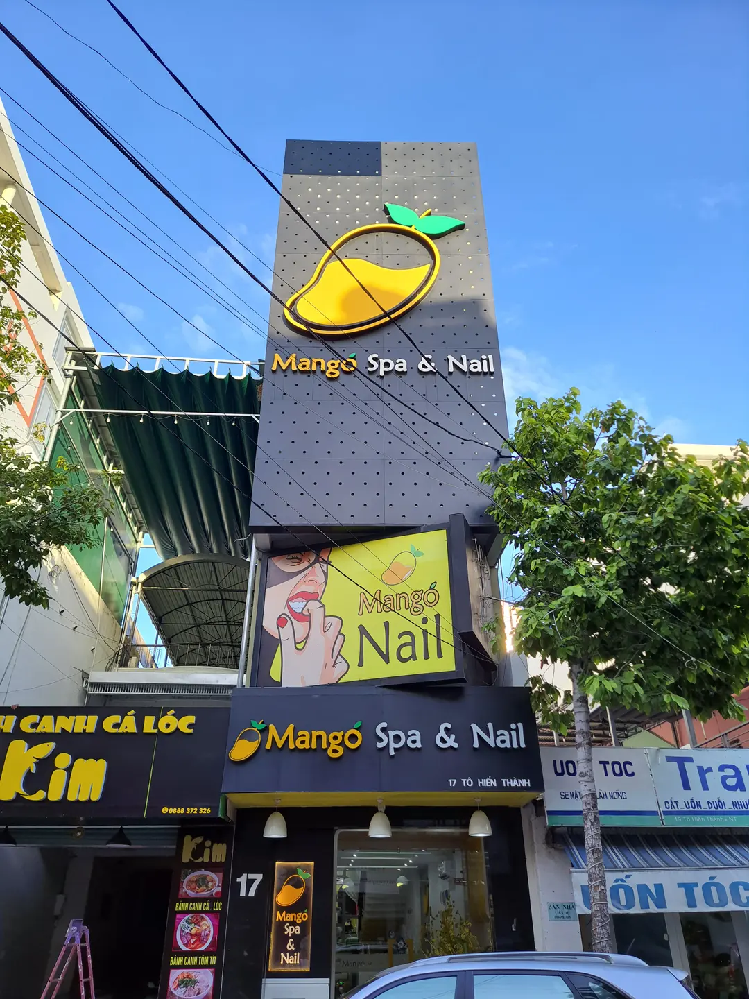 이렇게 높이 솟아 있다