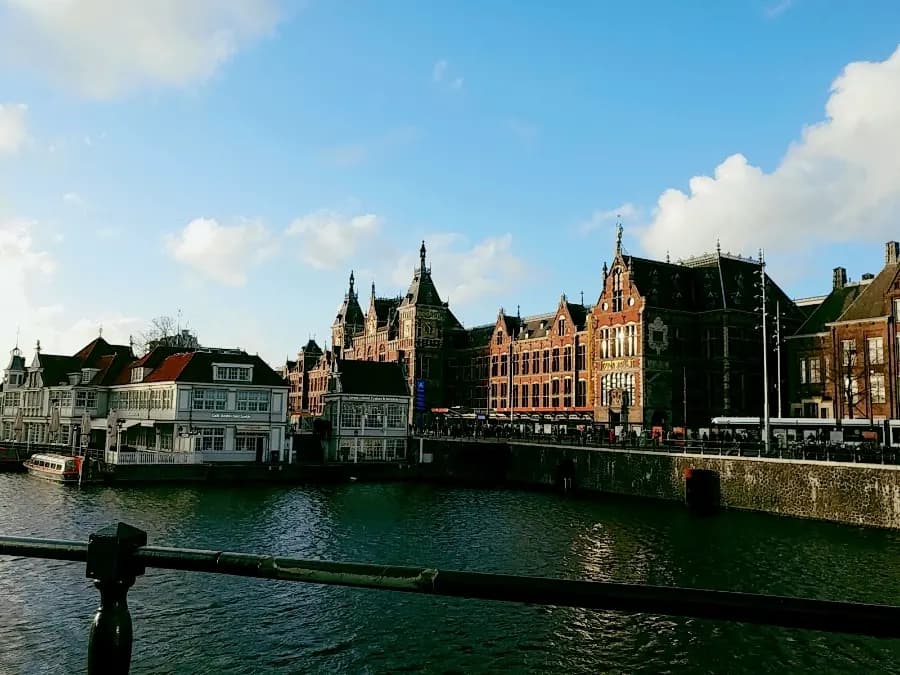 Amsterdam Canal Cruise Review 2026: Rainy Day Travel Tips