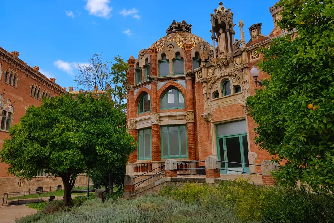 サン・パウ病院の歴史ある建物と庭園