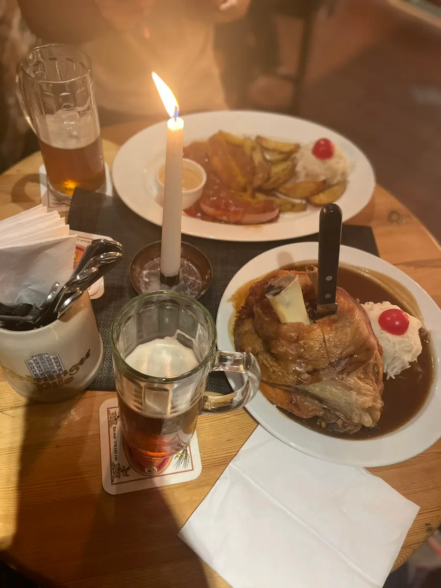 Gröninger Hamburg: ชไวน์ฮักเซนฉ่ำๆ คู่เบียร์สดเยอรมันสุดฟิน!