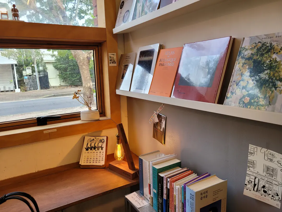Manchun Bookstore Jeju: Independent Gem for Solo Travelers 2026