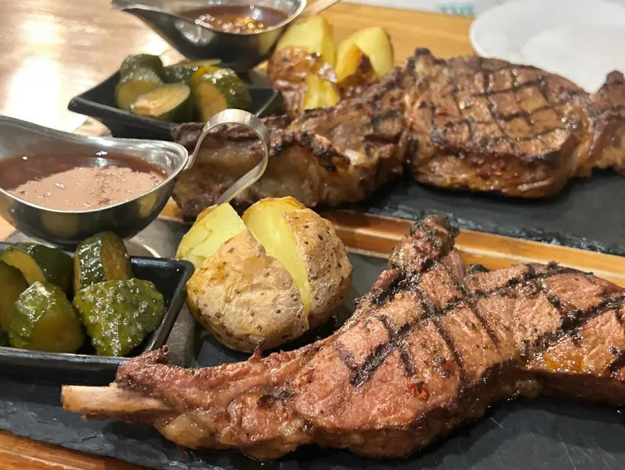 カザフスタン・シムケントのBarVillaで馬肉ステーキ体験!メニュー・営業時間・実食レビュー