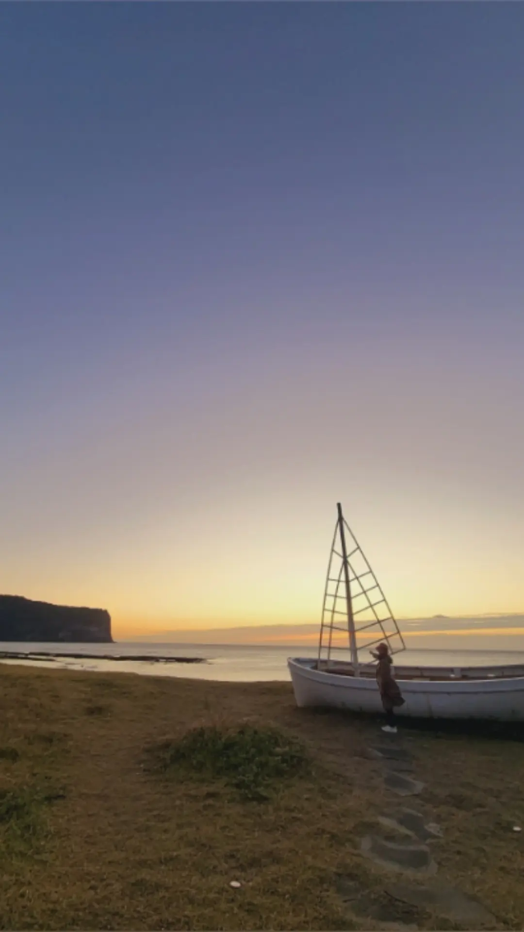 제주 <광치기 해변>에서 찍은 성산 일출봉 일출~🌅 새벽 하늘이 밝아지는 순간부터 해가 떠오르는 장면까지, 실제로 보면 더 압도적이고 아름다워요. 제주에서 일출 감상할 계획이라면, 꼭 가보세요! 자세한 제주 일출 감상 후기는 블로그에서 보세요~👉 #제주여행 #제주여행코스 #제주동쪽여행코스 #제주일출 #제주일출명소 #광치기해변 #성산일출봉 #제주해돋이명소 #제주핫플 #제주바다 #제주성산일출 #가을여행지 #새해해돋이명소 #새해일출명소 #새해일출여행