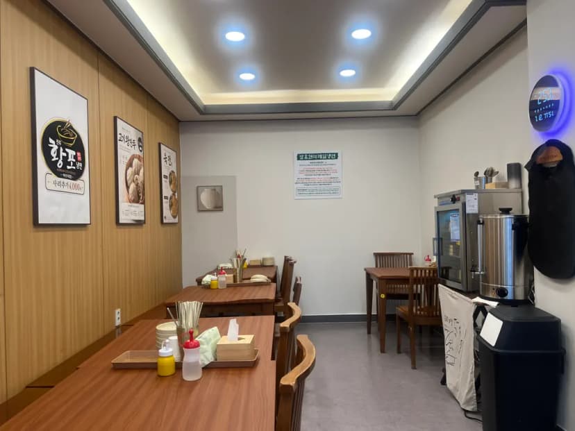 内装は広くないですが、座席は適度にあり、スープもあり、店内で直接麺も作っているようです。