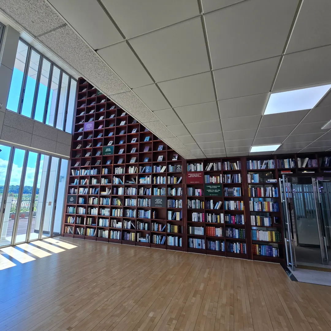 Andong's Gyeongbuk Provincial Library: Better Than Starfield?