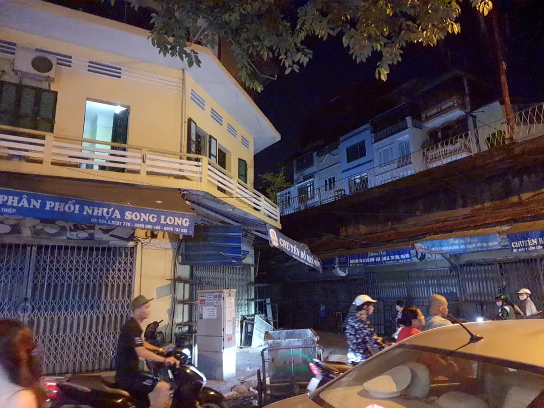 ハノイのホテルへ続く路地裏
