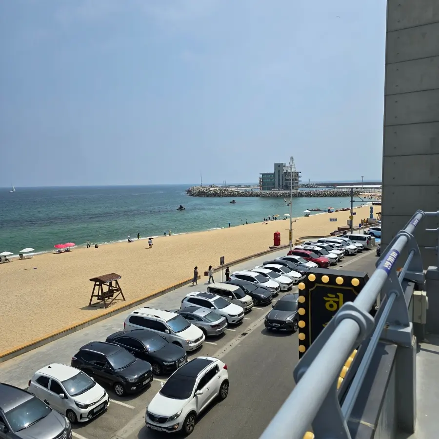 安木ビーチの広がる青い海