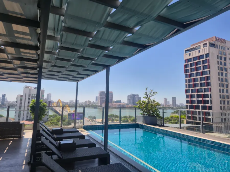 Cozy Danang Hotel 2026: สระรูฟท็อปวิวปัง & อาหารเช้าเริ่ด!