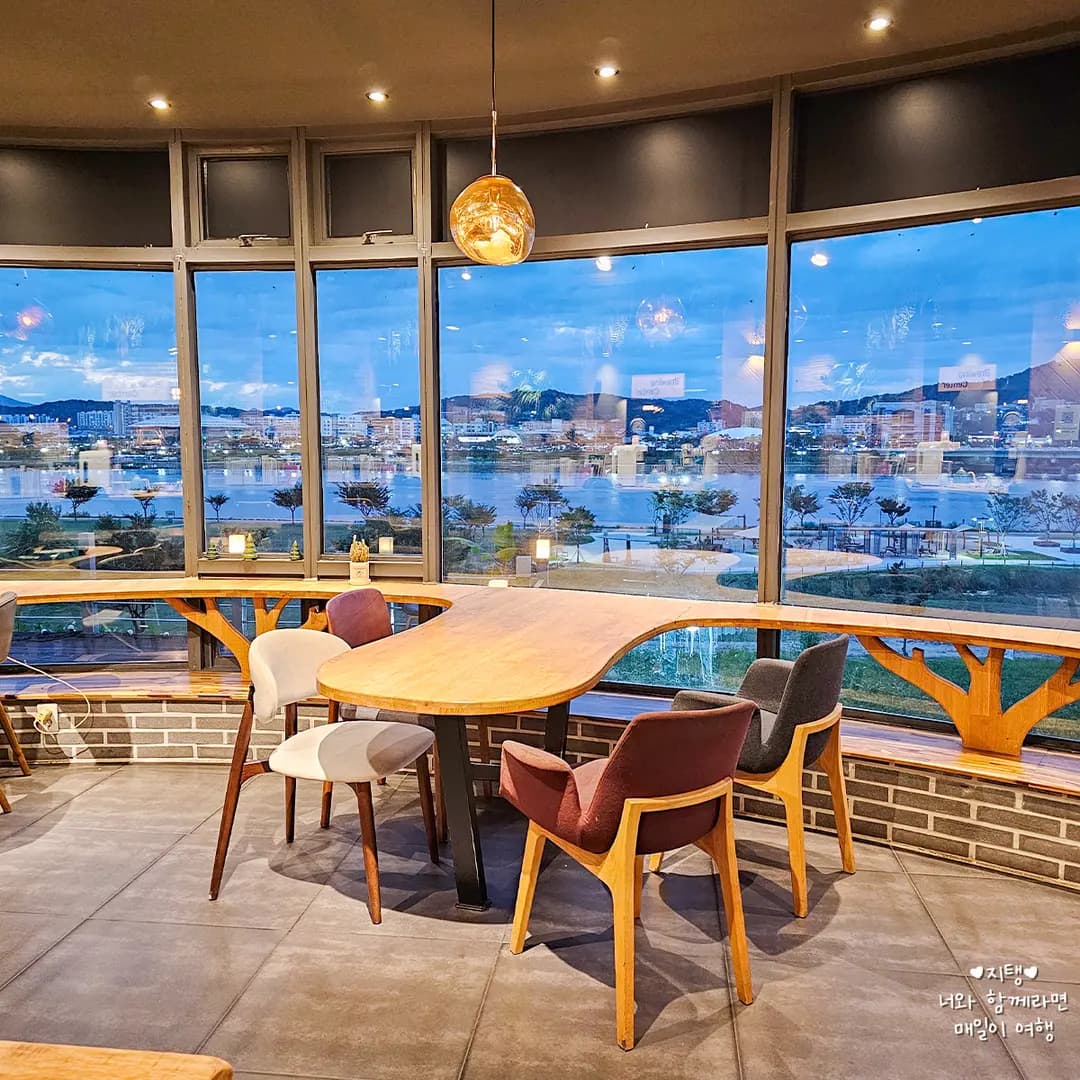 La Classe Bean Andong: Quiet Cafe with Nakdong River Views