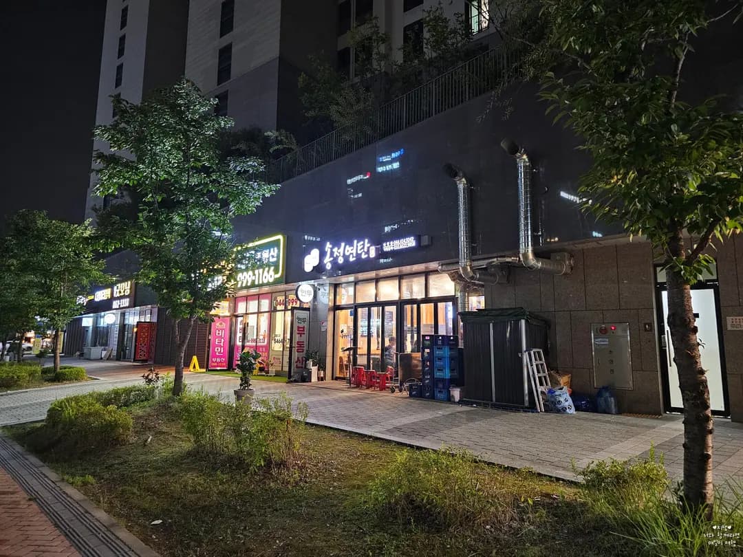 사진은 평일 저녁 다소 한산한 모습 주말에는 빨간 의자에 사람이 많이 앉아 있어요.