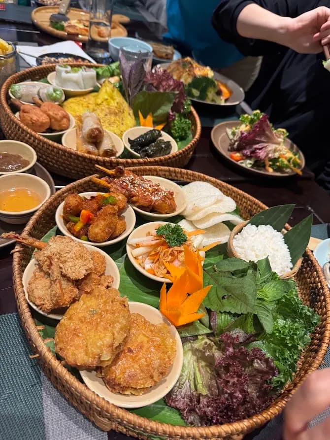 รีวิว Bonjour Café โรงแรม Alagon โฮจิมินห์: มื้อค่ำสุดฟิน