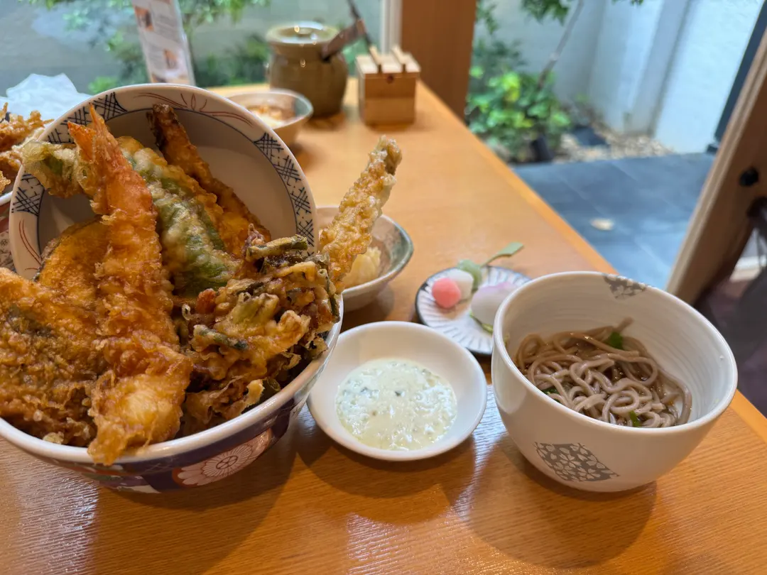 รีวิว Tendon Makino เกียวโต: เทนด้งกรอบฟิน ไม่ต้องรอคิวที่เทรามะจิ