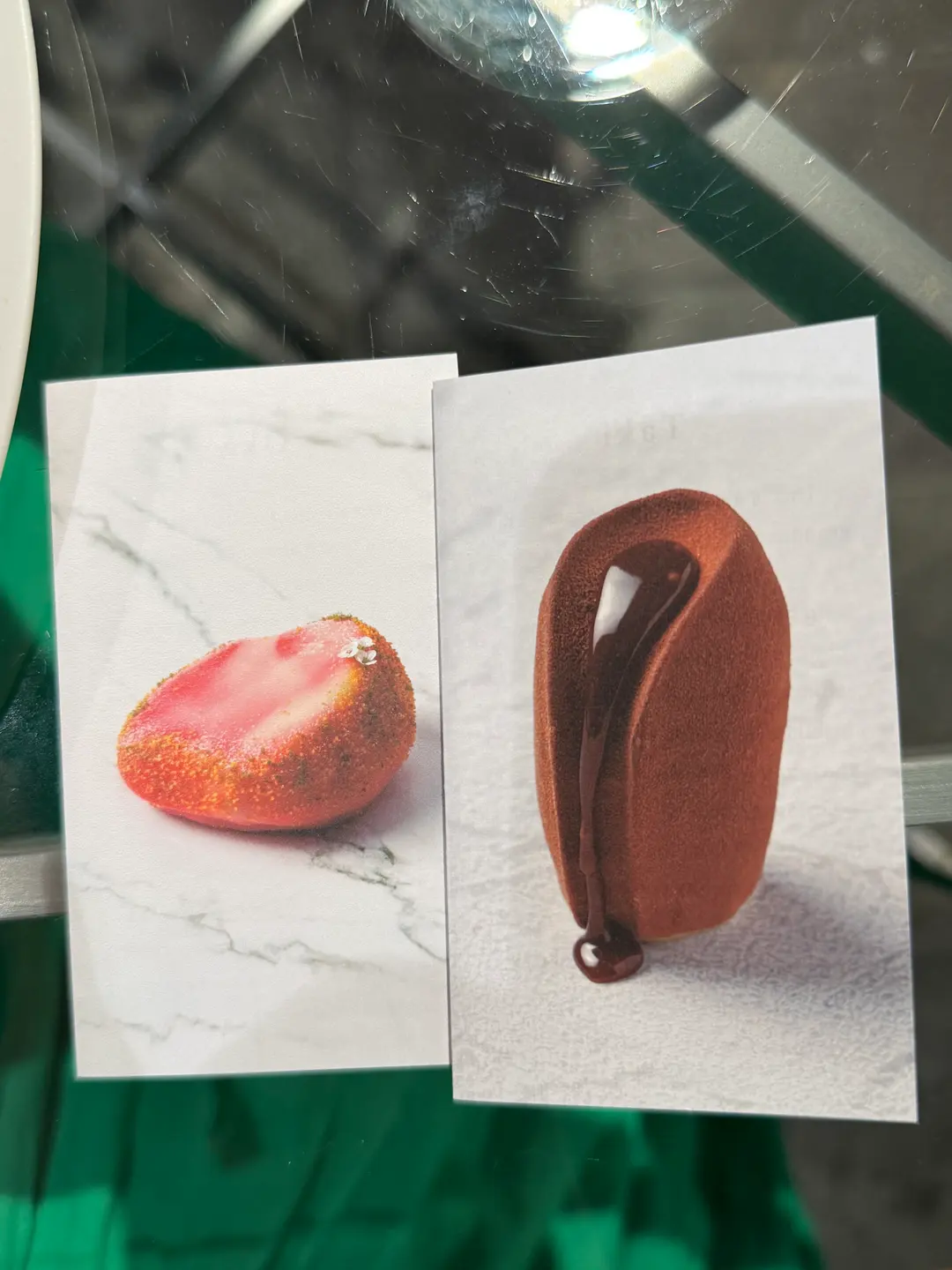 ที่นั่งกว้างขวางใน RAU Patisserie & Chocolate