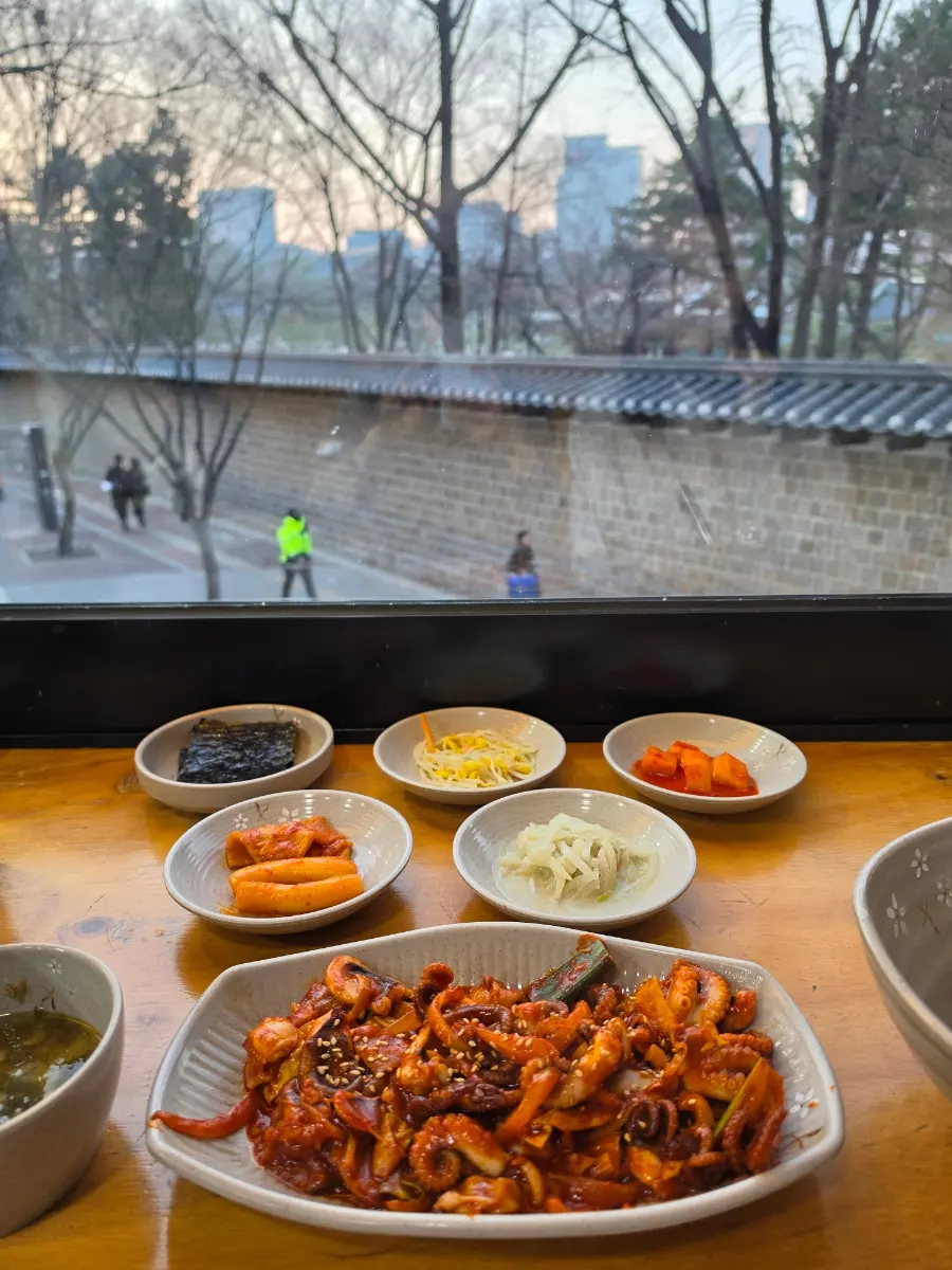 รีวิว 정든다락 (Jeongdeundarak) 덕ซูกุง: ข้าวคนโดเร-หมึกผัดเผ็ด วิวสวย 2026