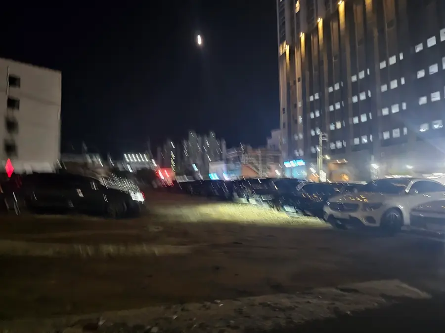 屋外駐車場(夜に撮影したので…)
