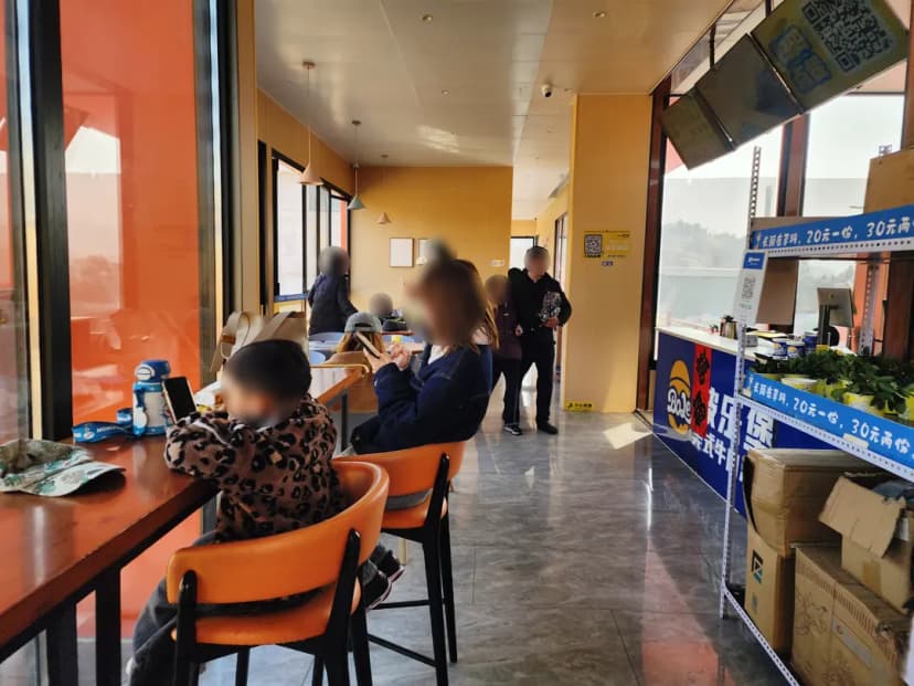 Giraffe Restaurant interior