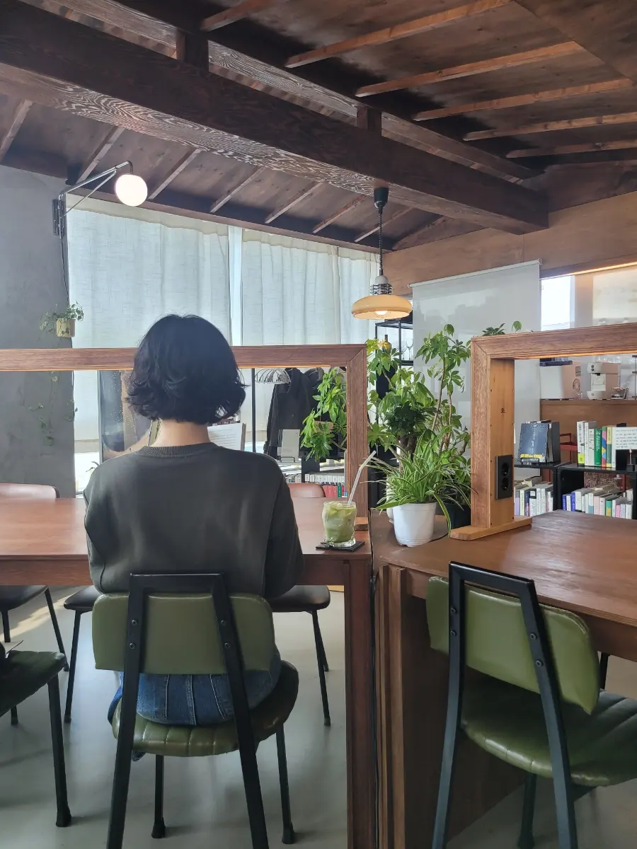 서울 북카페 추천, 작업하기 좋은 감각적인 공간! 망원 다시점