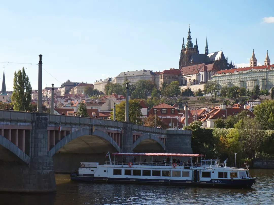 จองบัตรเข้า Prague Castle 2026: วิธีซื้อให้ถูกกว่าหน้างาน ไม่ต้องต่อคิว!