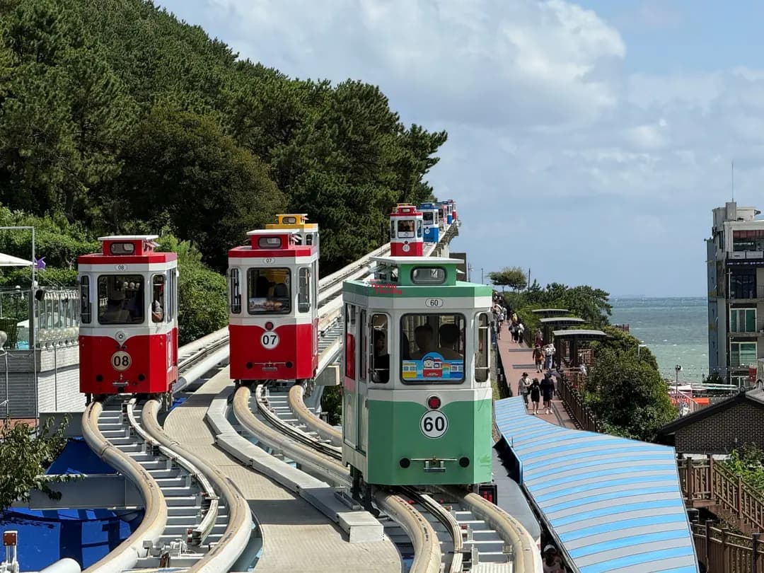 รีวิว Haeundae Blueline Park ปูซาน 2026: Sky Capsule vs Beach Train เลือกแบบไหนดี?