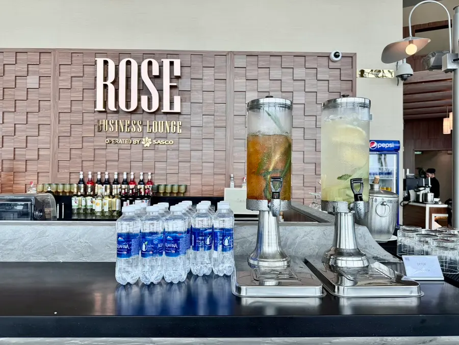 รีวิว Rose Business Lounge สนามบินโฮจิมินห์ 2026: ฟินก่อนบินด้วยเฝออร่อย!