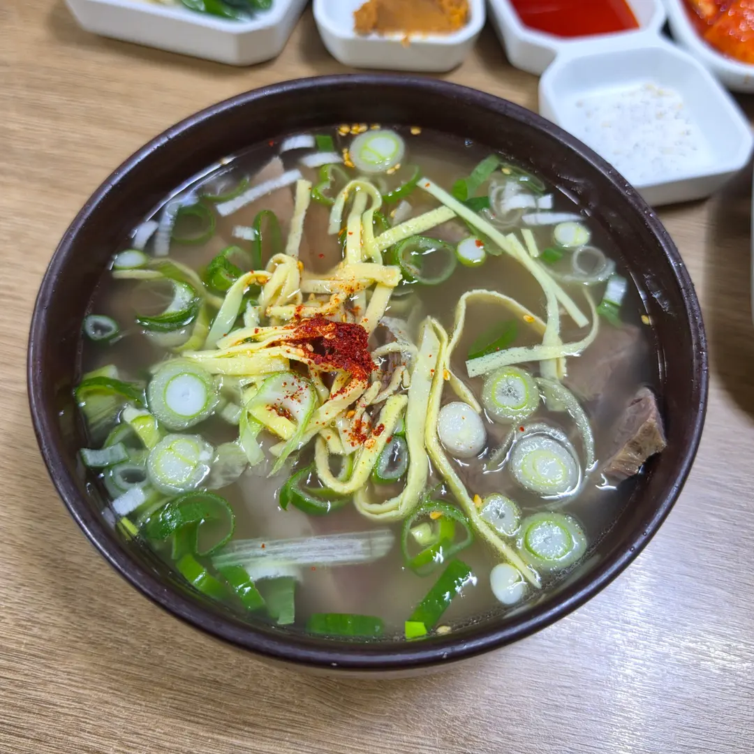 Naju Gomtang Hayanjip Review 2026: Beef Soup & Senior Discount