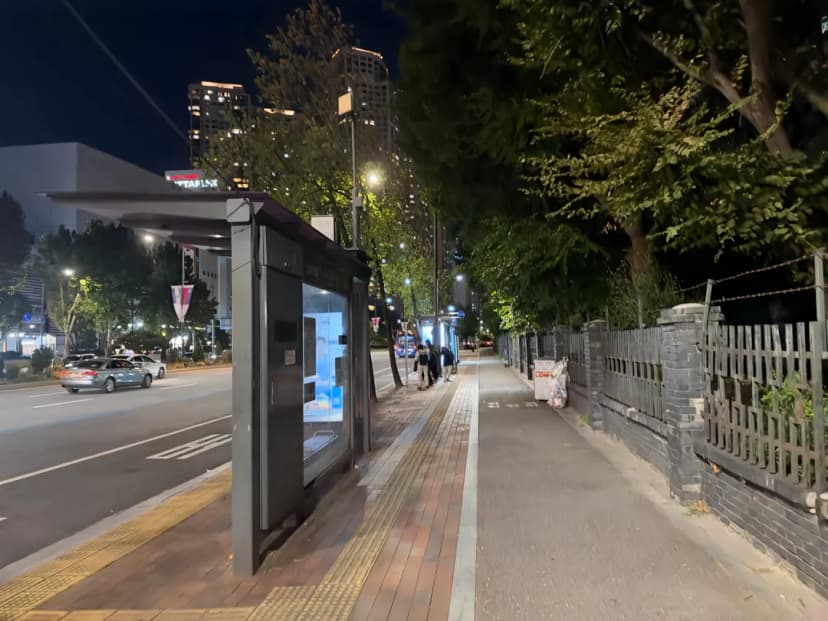 잠실역 5번 출구 쪽 인천공항 공항버스 정류장 주변